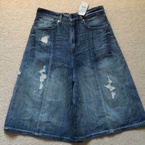 Faded blue wide leg denim capris.